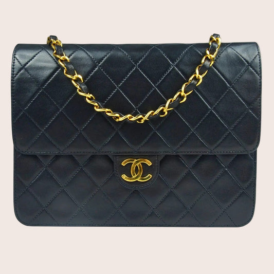 Chanel Vintage Single Flap aus schwarzem Lammleder mit goldfarbenem CC-Verschluss
