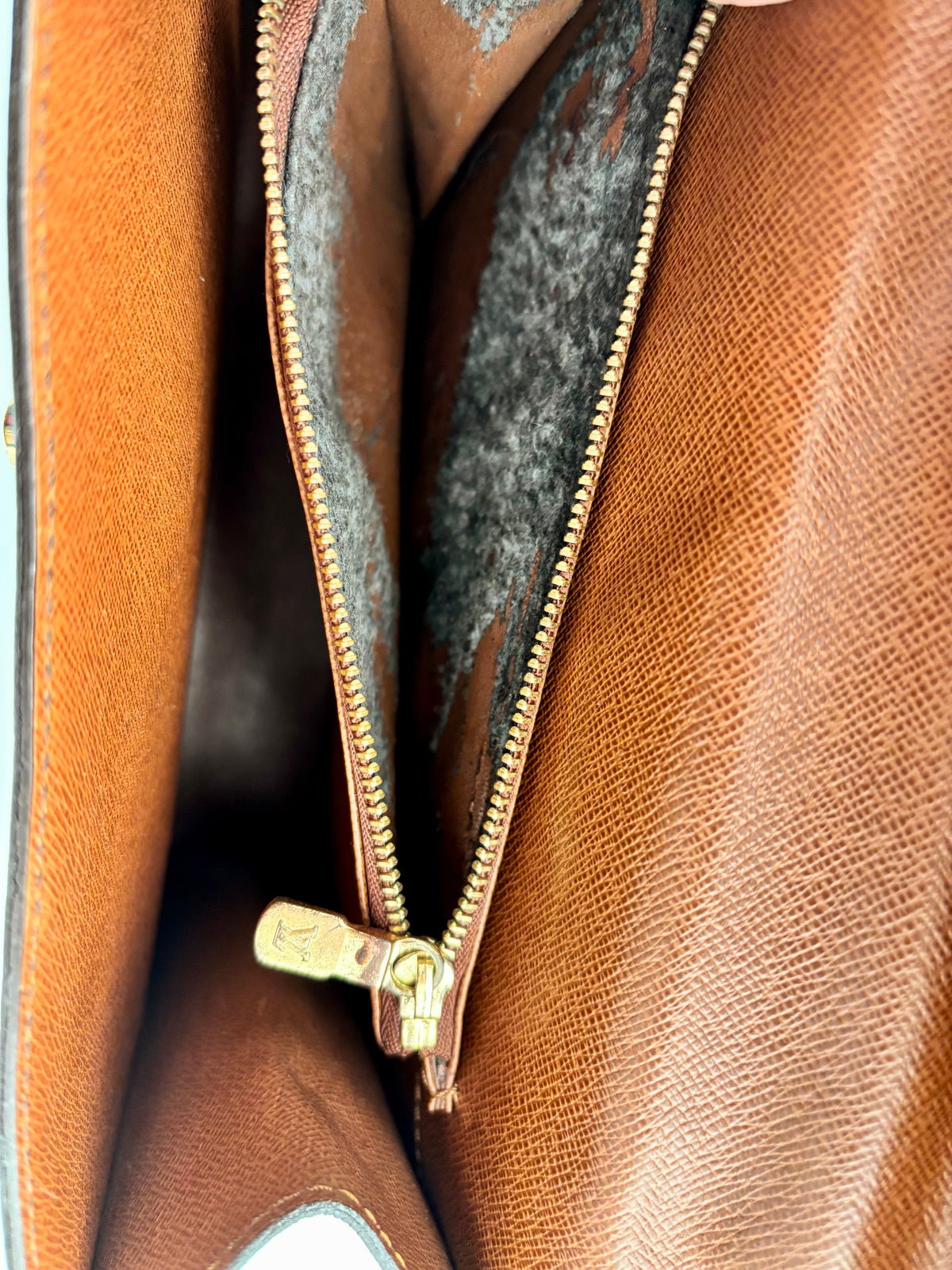 Louis Vuitton Malesherbes Vintage-Tasche, Nahaufnahme des geöffneten Reißverschlusses und Innenfutters