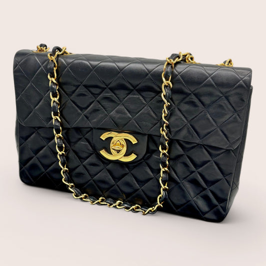 Chanel Vintage Classic Jumbo Flap Bag – Vorderansicht, schwarzes Lammleder, Gold-Hardware