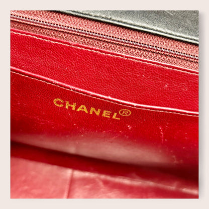 Chanel Jumbo Vintage Tasche – Nahaufnahme der Prägung "Chanel"