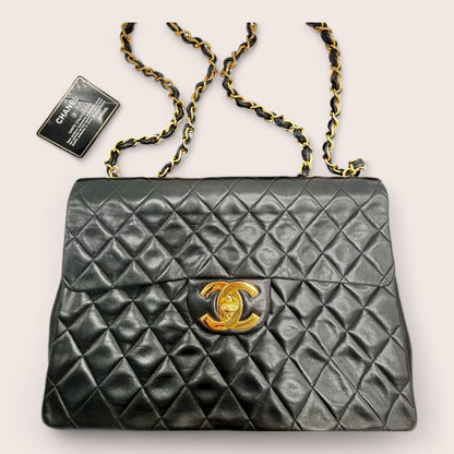 Chanel Jumbo Single Flap Timeless – Detailansicht Logo und Verschluss in Gold