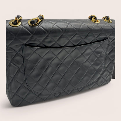 Chanel Jumbo Vintage Schultertasche – Rückseite mit Außenfach