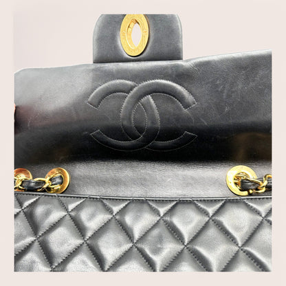 Chanel Jumbo Classic Flap Bag – geprägtes CC-Logo innen, schwarz/gold
