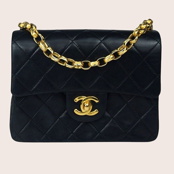Chanel Bijoux Mni Frontansicht mit goldener Kette.