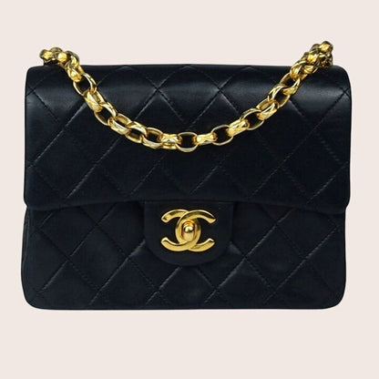 Chanel Bijoux Mni Frontansicht mit goldener Kette.
