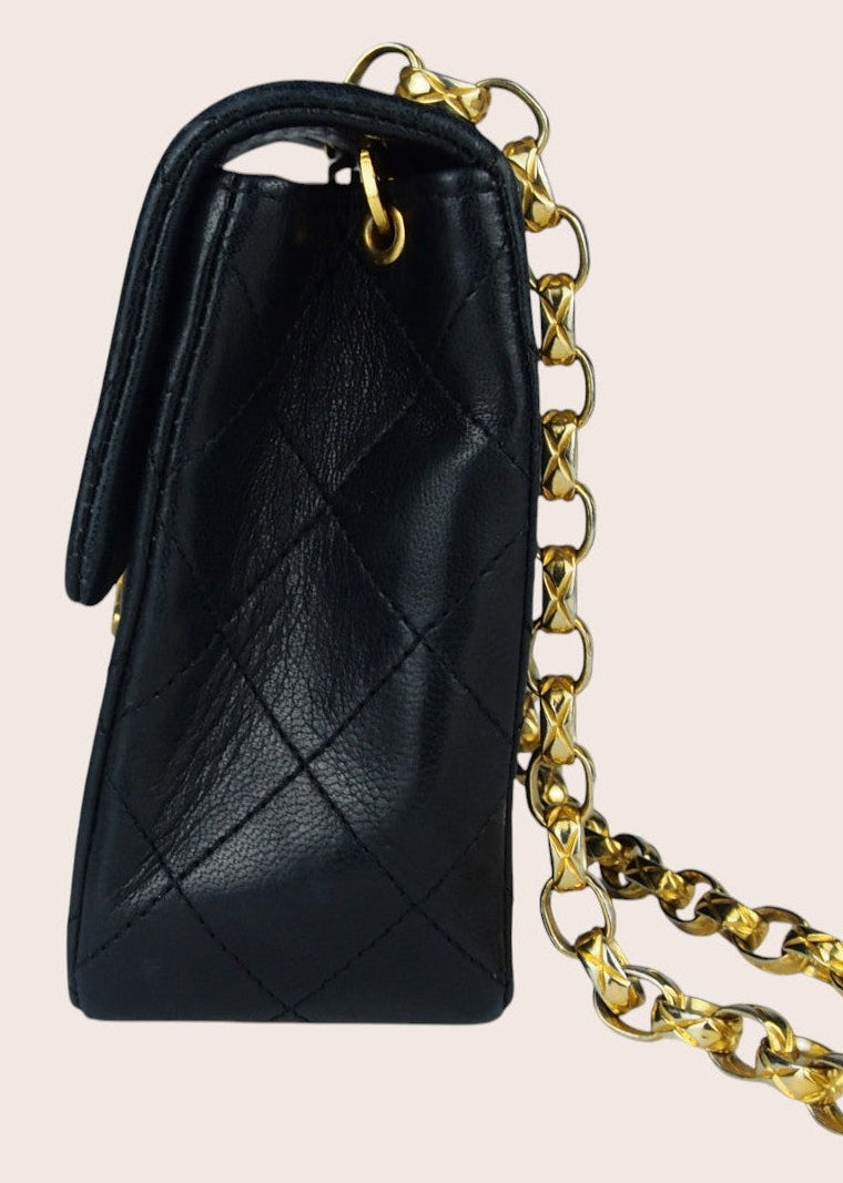 Seitenansicht von Chanel Mini Bijoux.