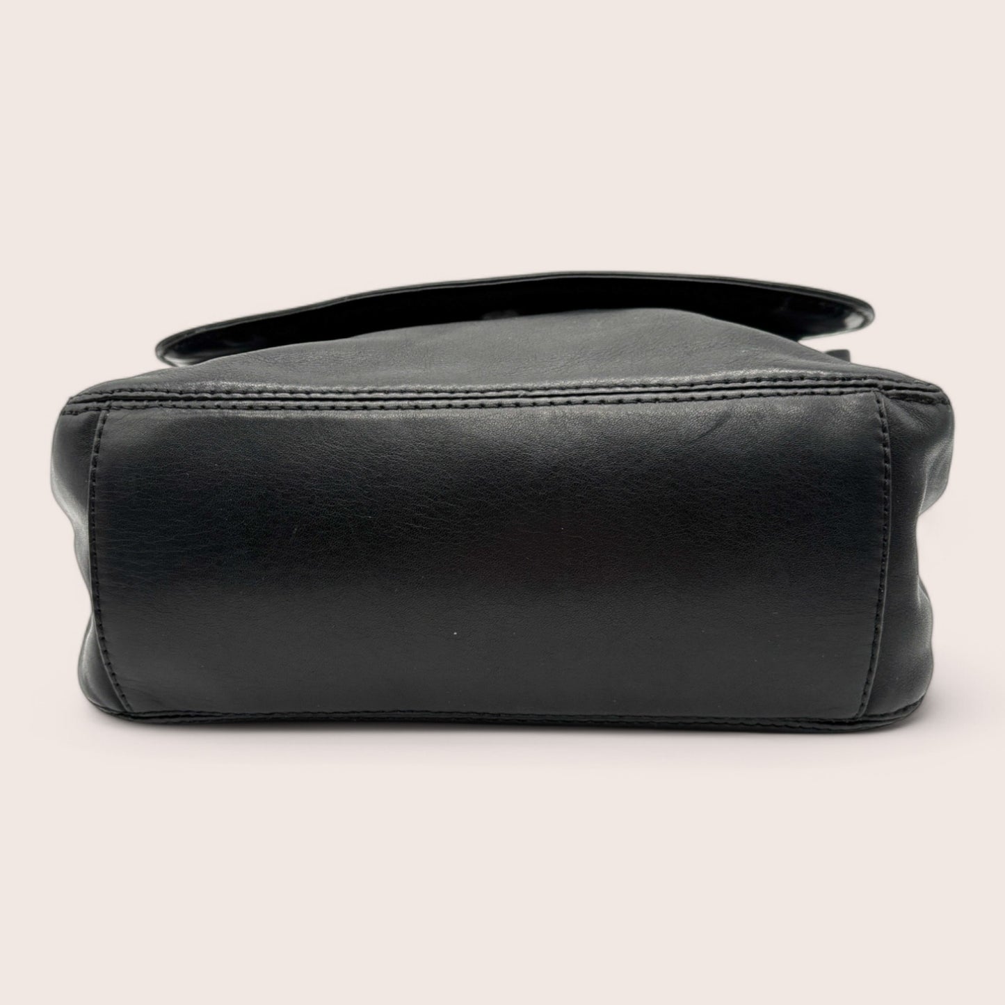 Detailaufnahme Chanel Lederkante und Nähte Vintage Tasche