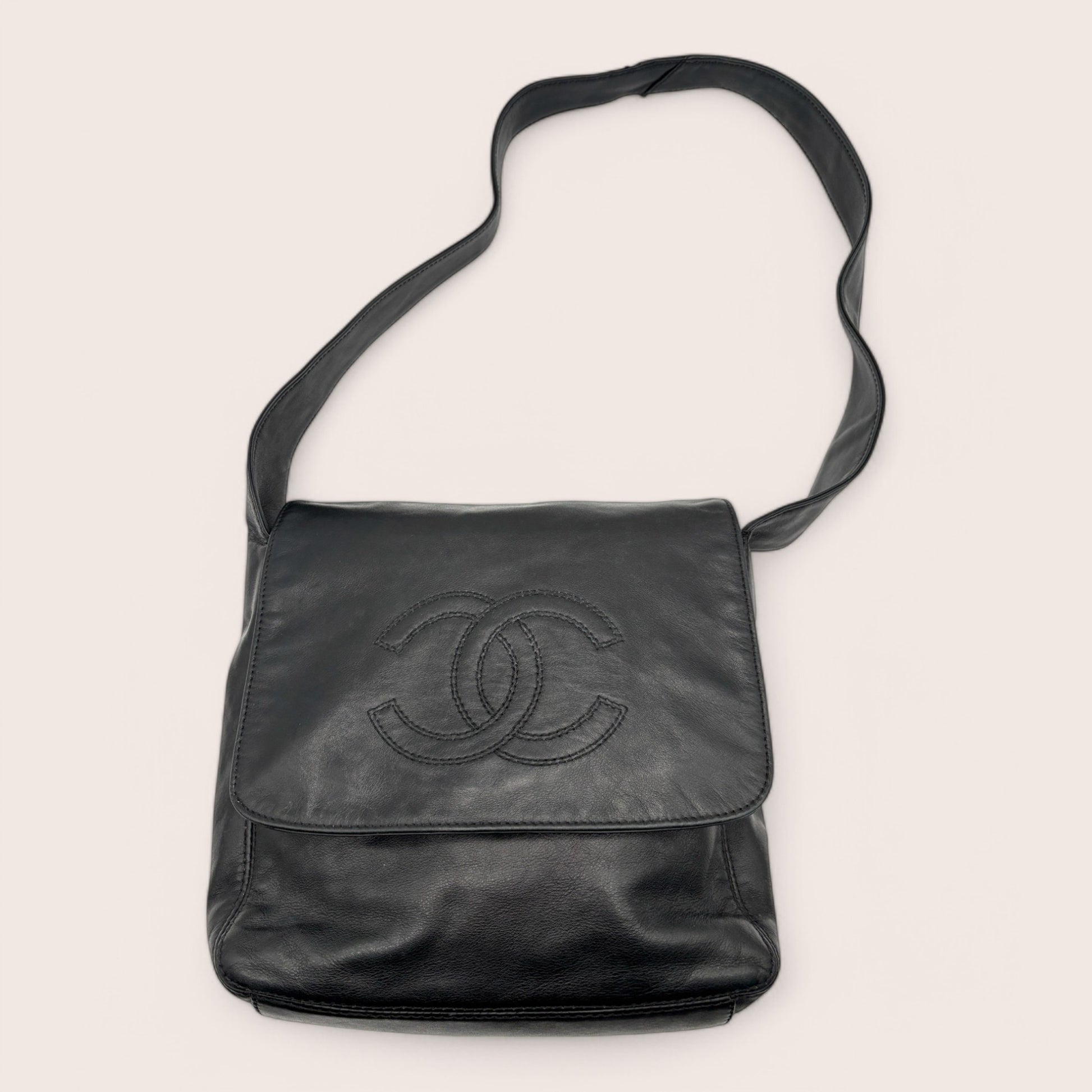 Chanel Vintage Schultertasche schwarz Lammleder Gesamtansicht