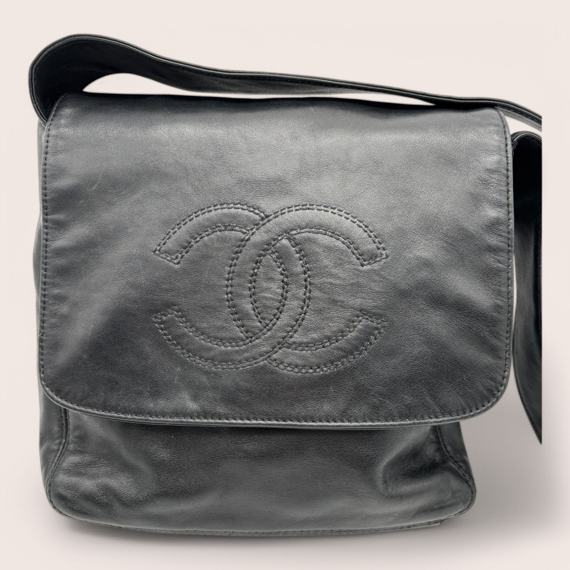 Chanel Vintage Schultertasche schwarz Lammleder mit CC Logo Front