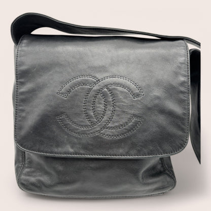 Chanel Vintage Schultertasche schwarz Lammleder mit CC Logo Front
