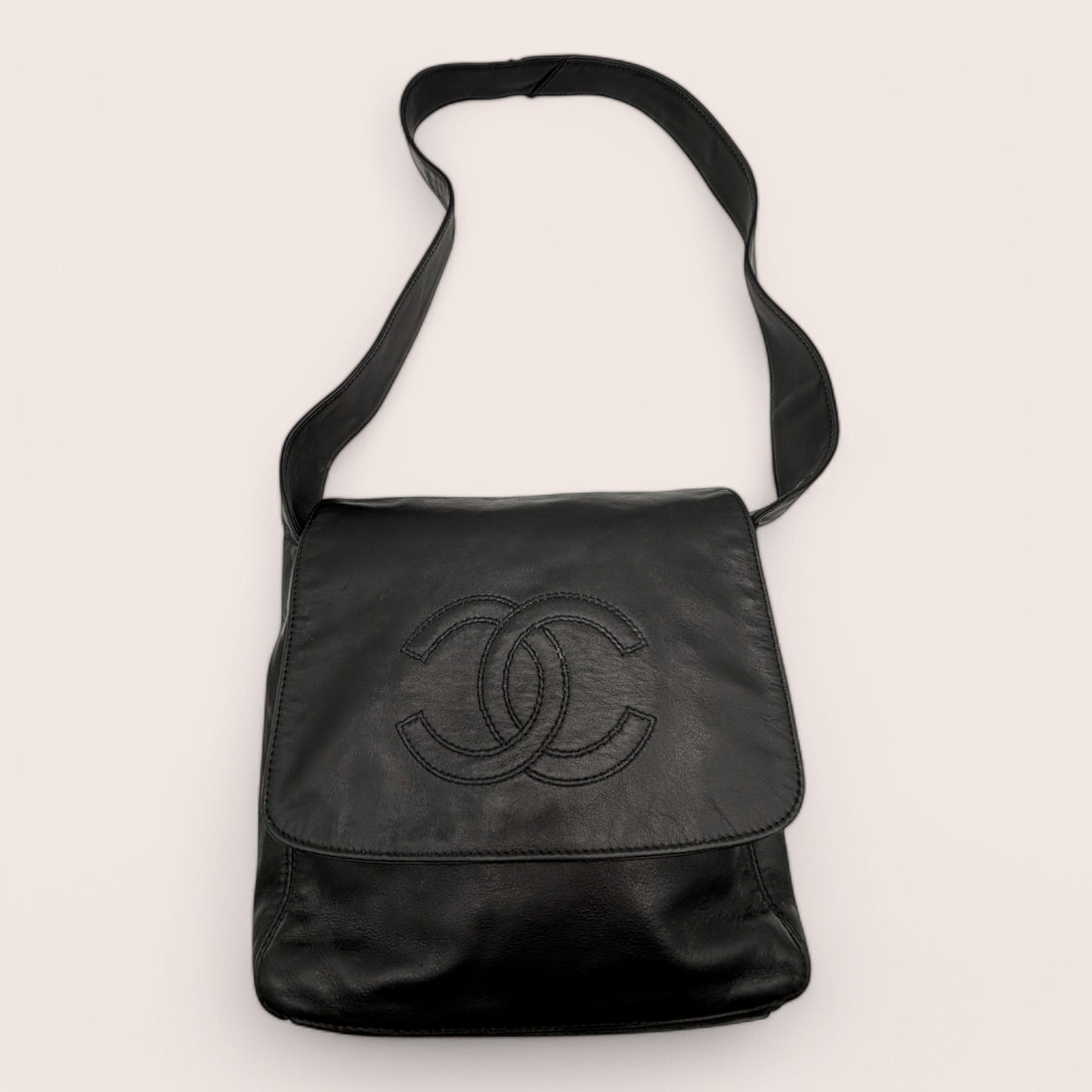 Chanel Vintage Schultertasche schwarz Lammleder Gesamtansicht