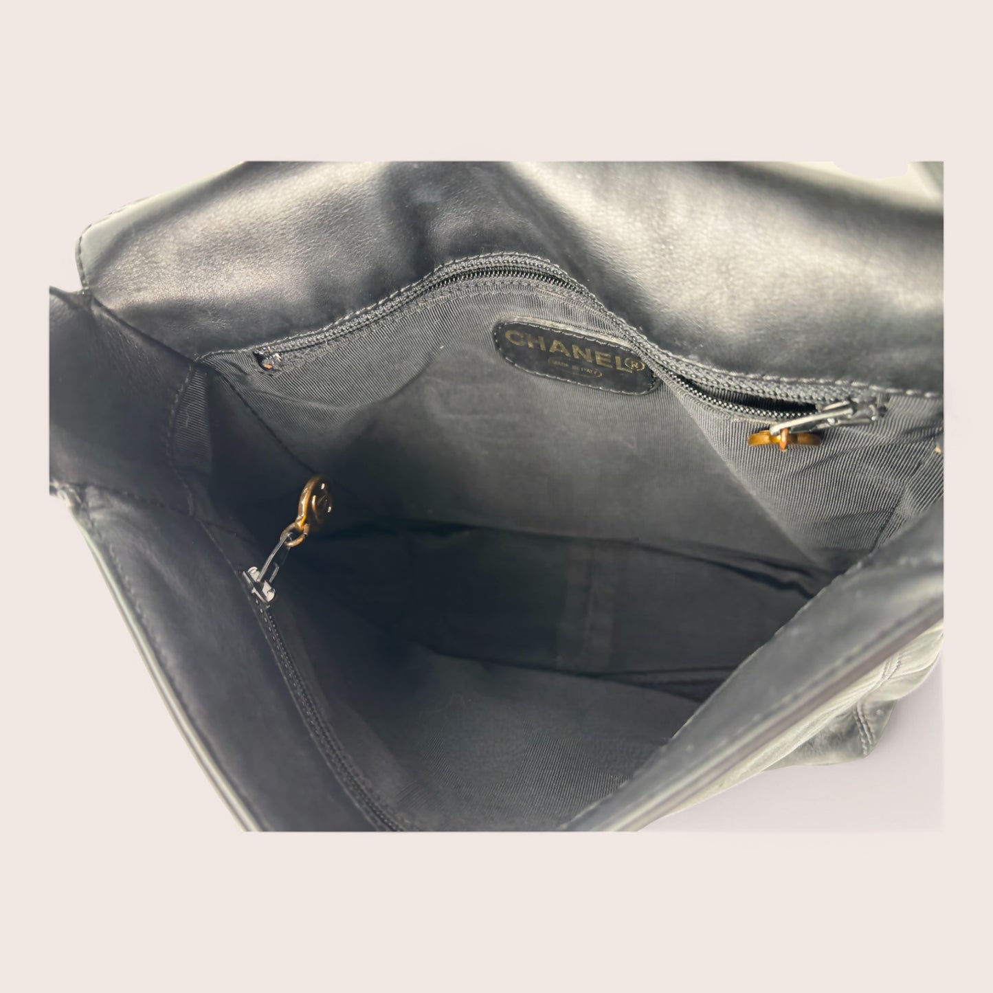 Innenansicht Chanel Vintage Tasche mit Logo-Prägung