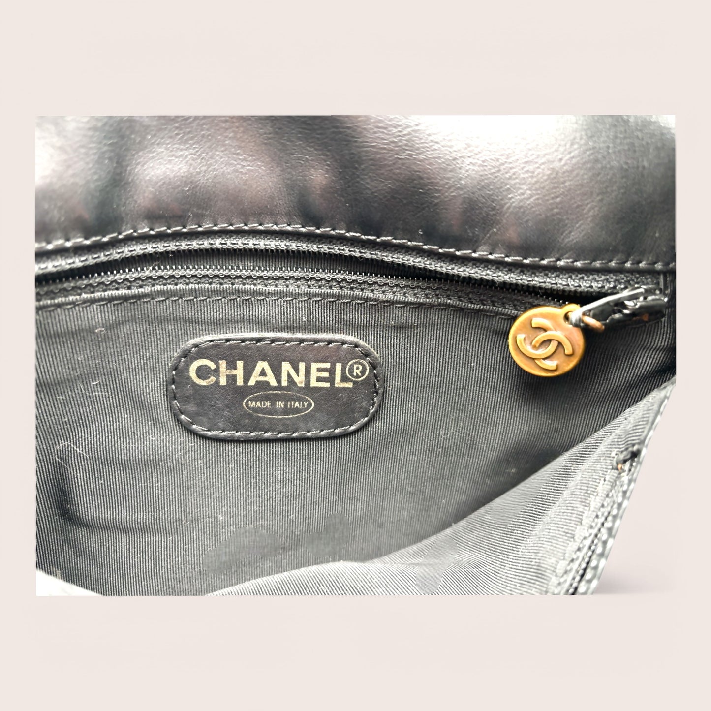 Innenansicht Chanel Vintage Tasche mit Logo-Prägung Detail