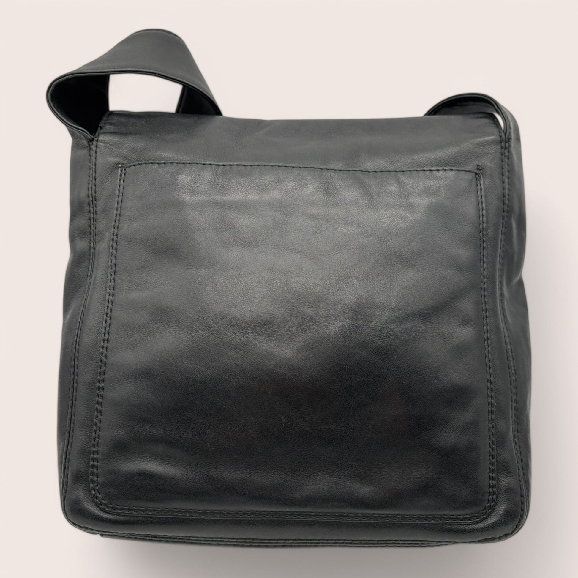 Rückseite Chanel Vintage Tasche schwarzes Lammleder