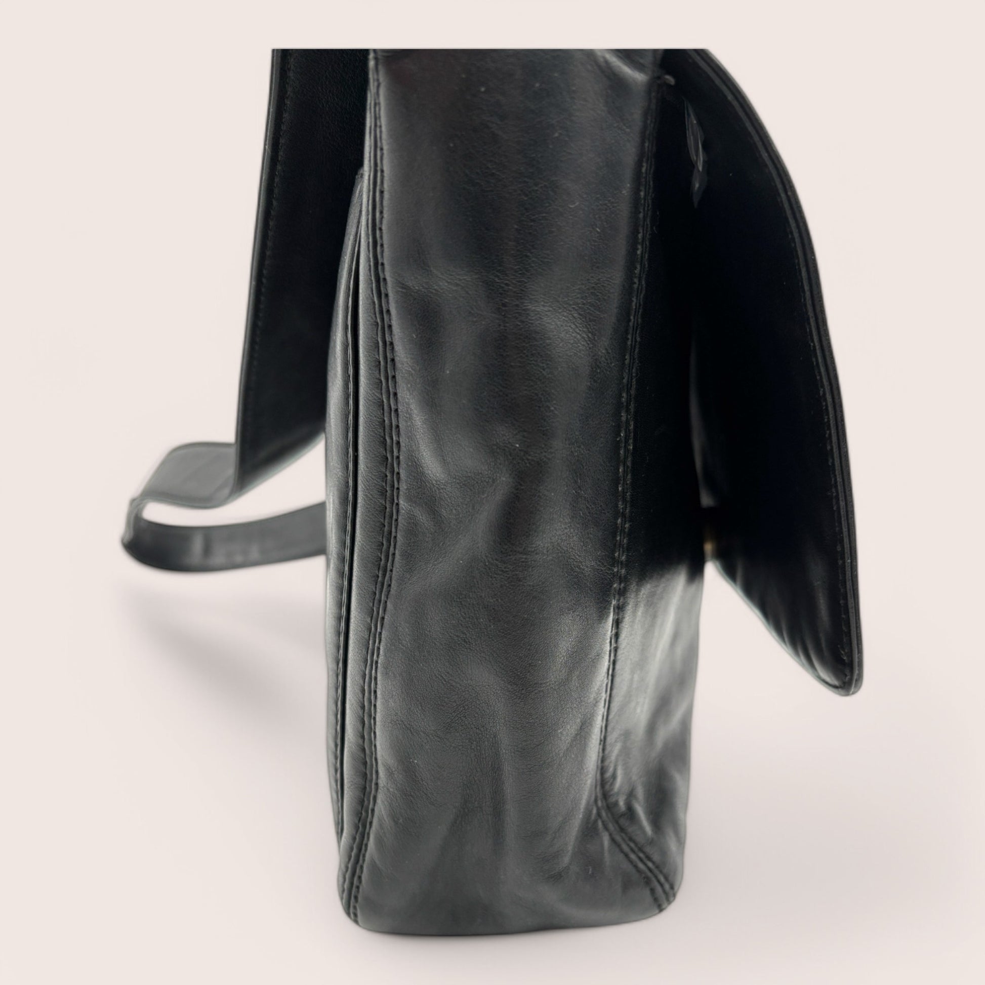 Seitenansicht Chanel Vintage Schultertasche schwarz Leder