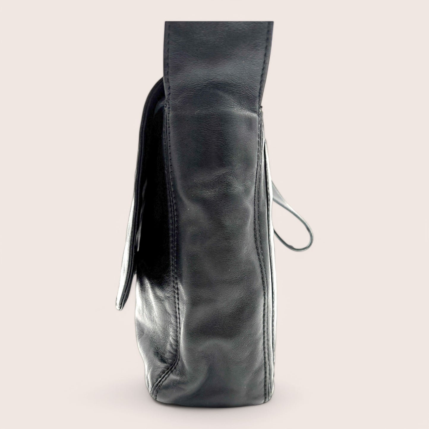 Seitenansicht Chanel Vintage Schultertasche schwarz Leder