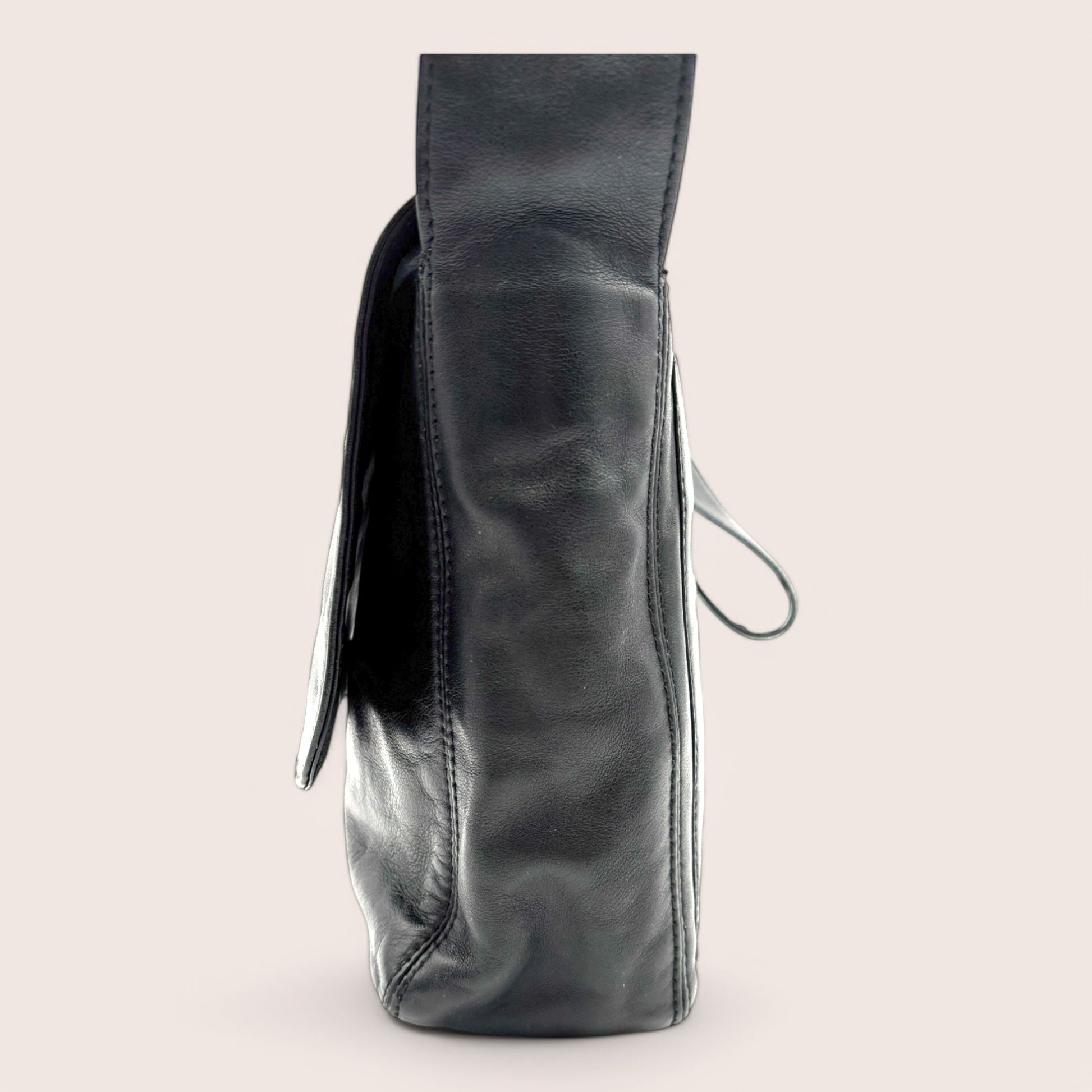 Seitenansicht Chanel Vintage Schultertasche schwarz Leder