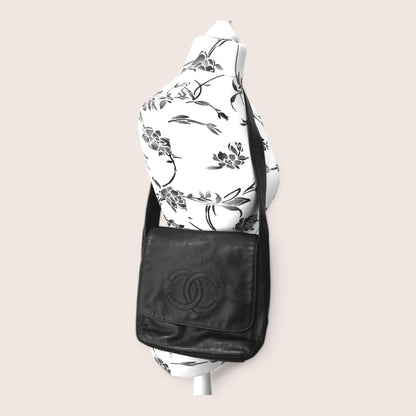 Chanel Schultertasche Vintage schwarzes Leder getragen an Schulter front