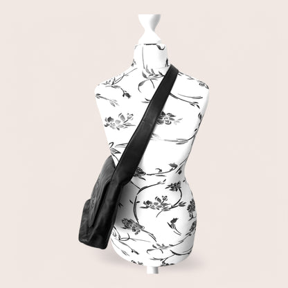 Chanel Schultertasche Vintage schwarzes Leder getragen an Schulter