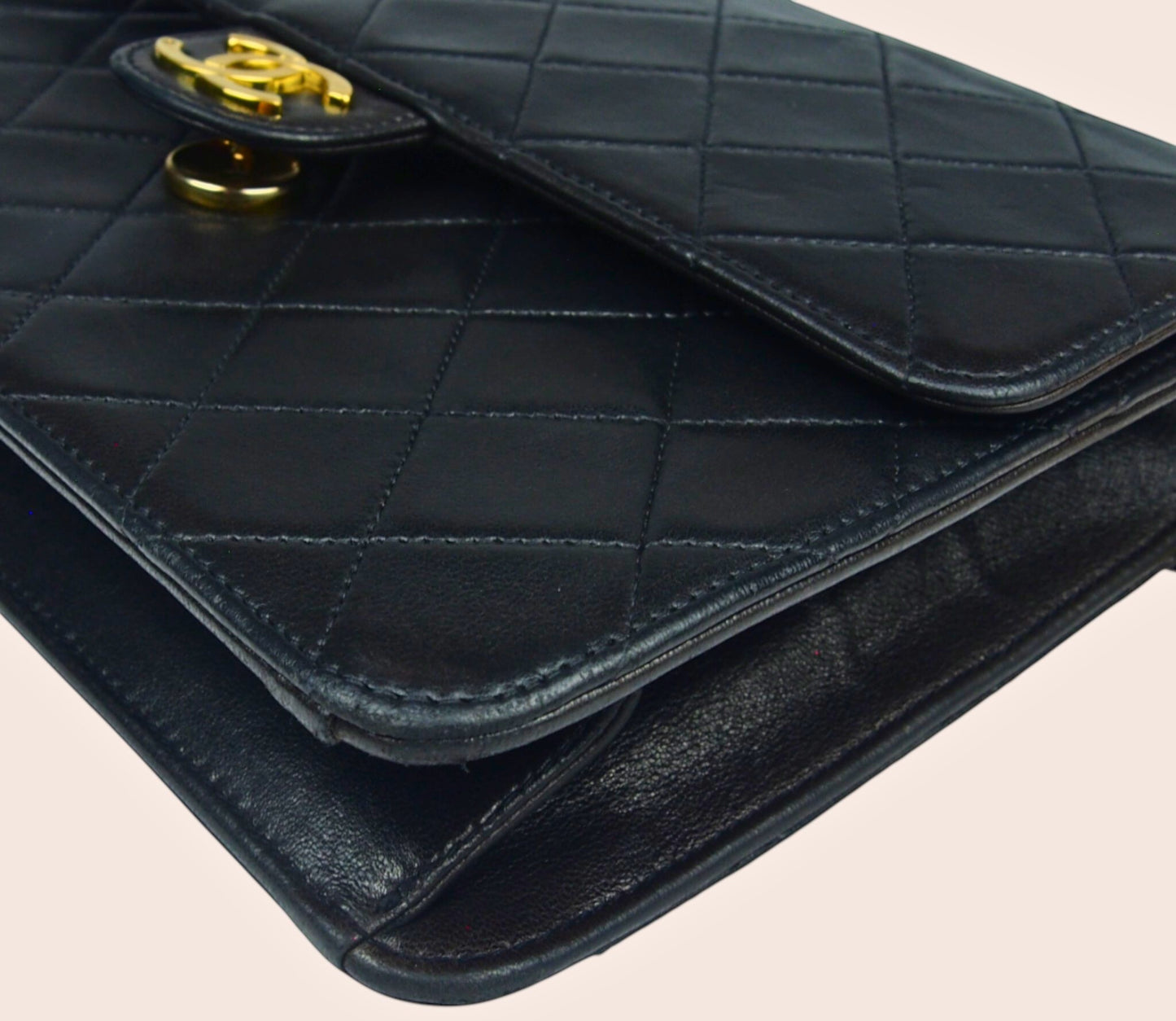Rautensteppung aus schwarzem Lammleder – Chanel Vintage Tasche, Kante links