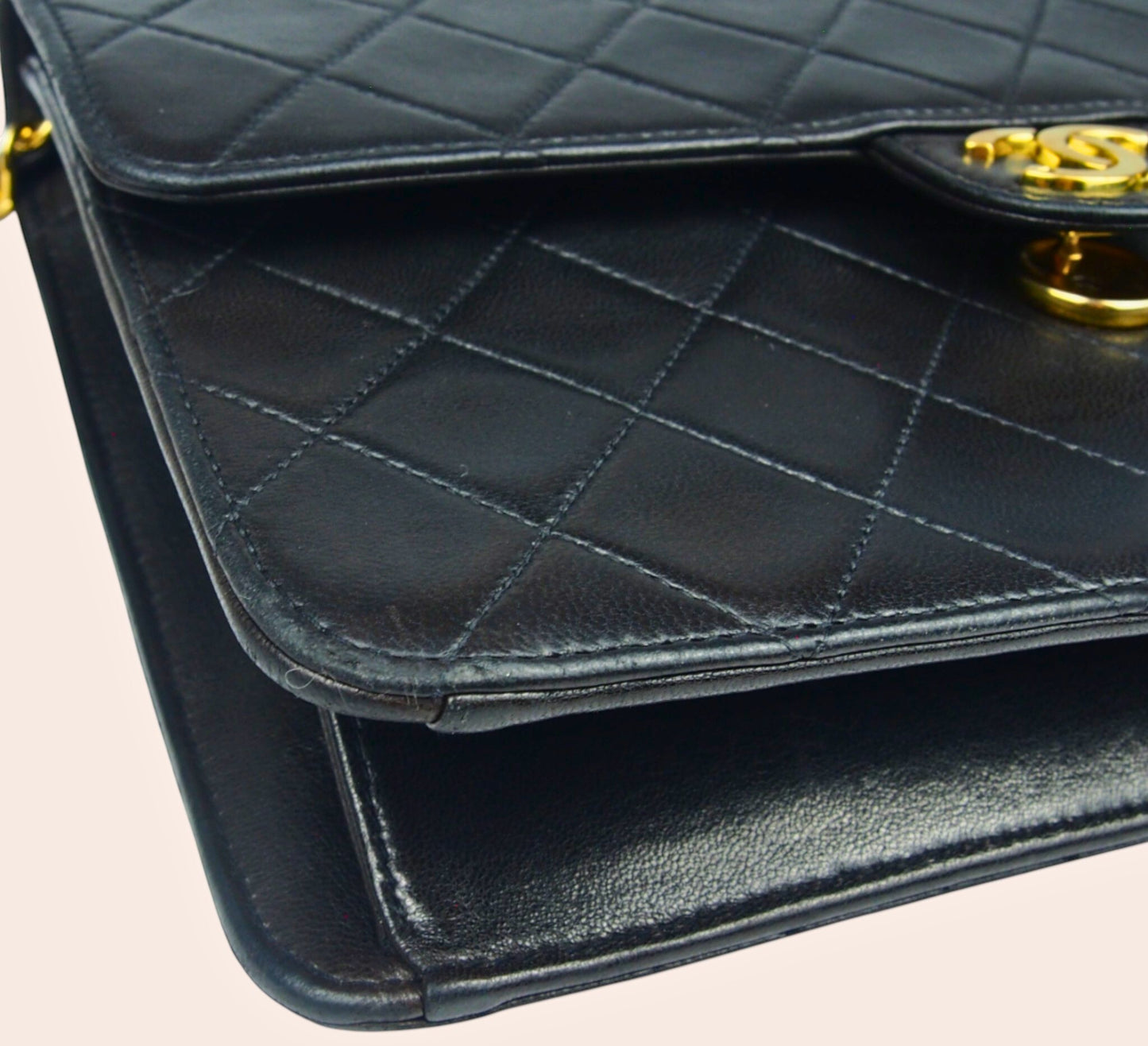 Goldfarbener CC-Drehverschluss einer Chanel Vintage Single Flap, Seitenansicht rechts