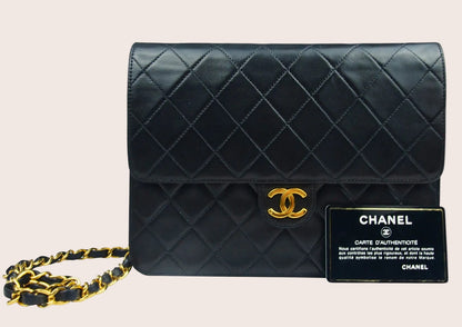 Chanel Vintage Single Flap aus schwarzem Lammleder mit goldfarbenem CC-Verschluss und Kte