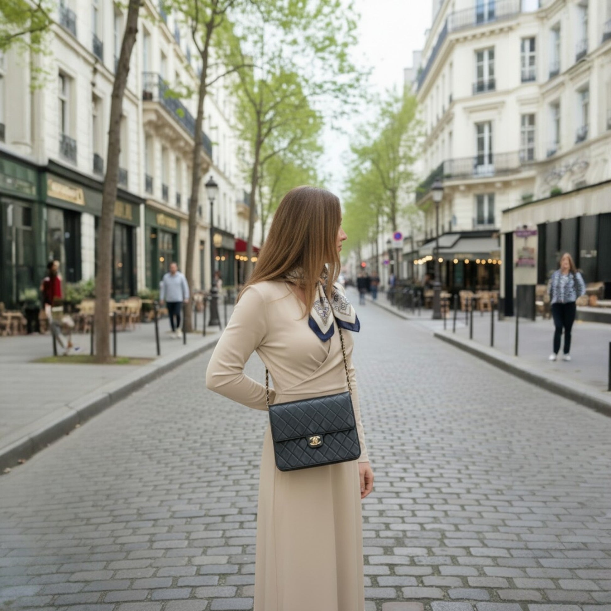 Frau trägt Chanel Single Flap Black auf der Straße