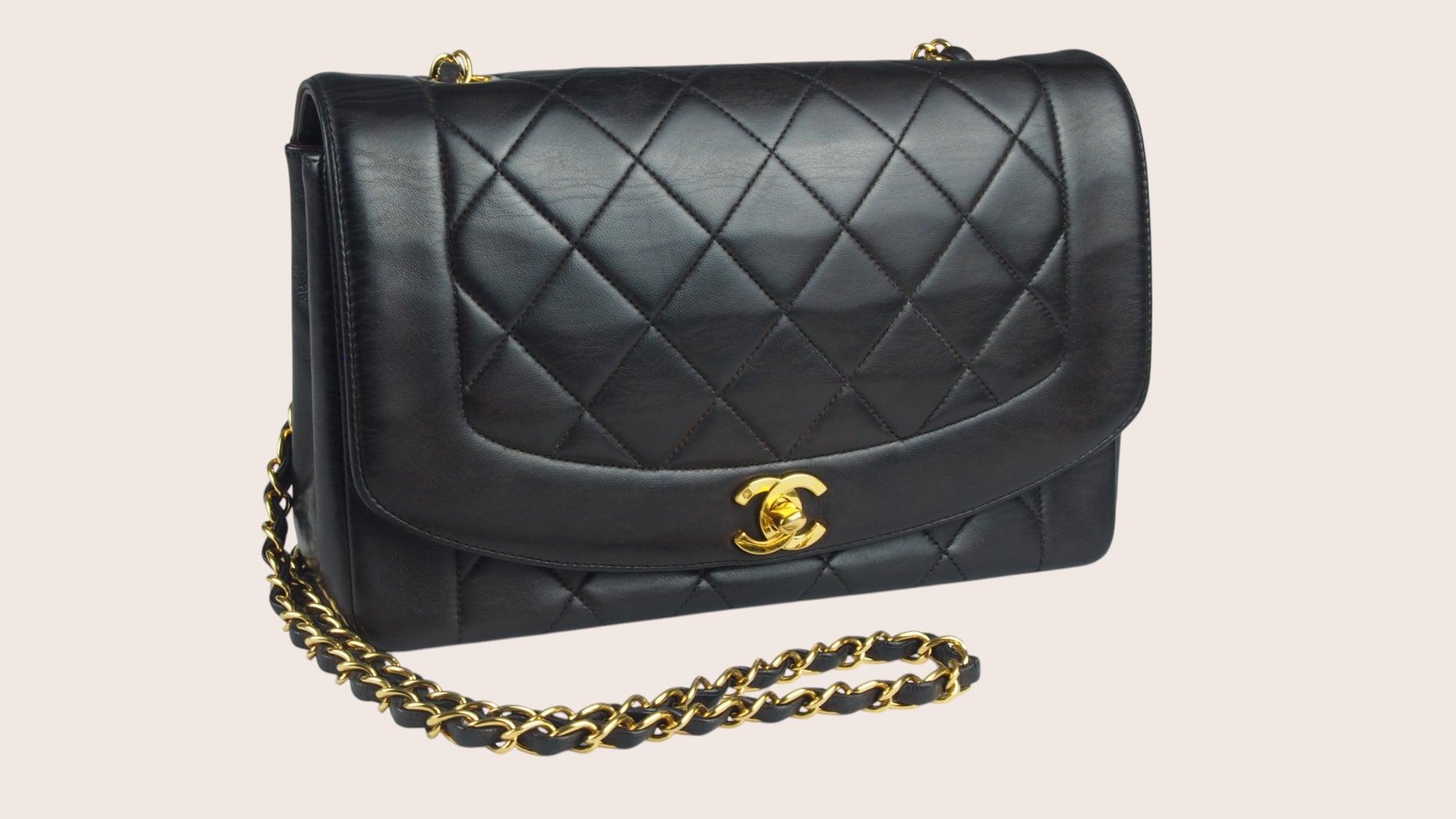 Detailansicht des besonders weichen schwarzen Lammleders mit authentischer Patina bei der Chanel Diana Vintage Tasche