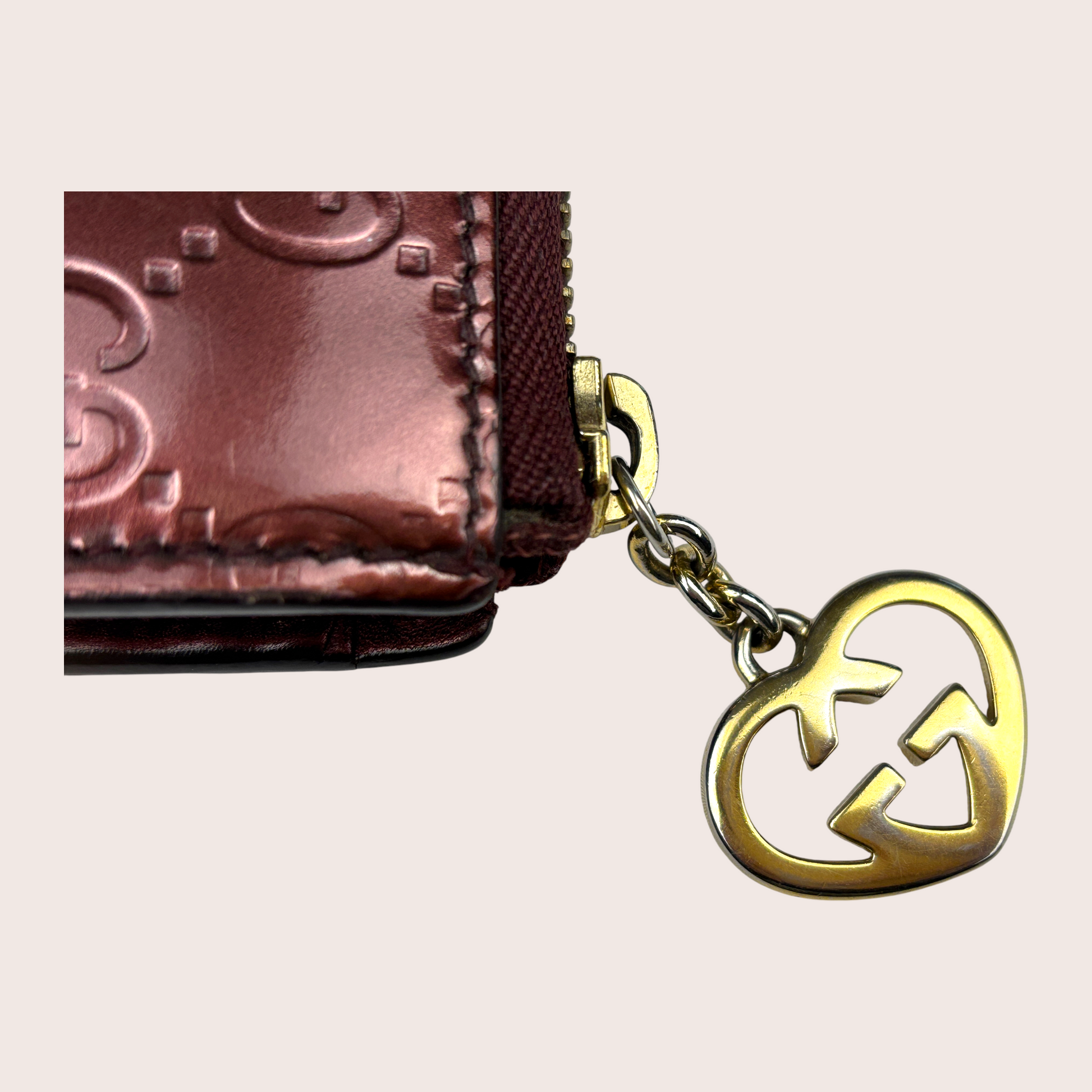 Gucci Guccissima Zippy Wallet Bordeaux Metallic Detail mit GG Logo Anhänger