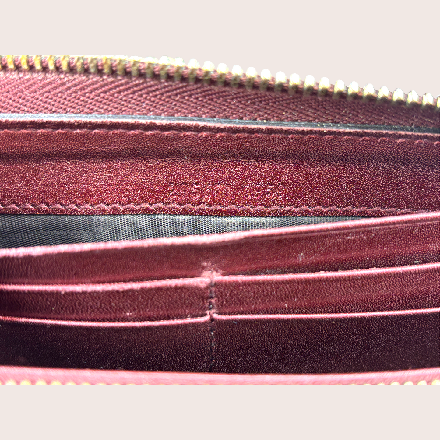 Gucci Guccissima Zippy Wallet Innenansicht Reißverschlussfach mit Seriennummer