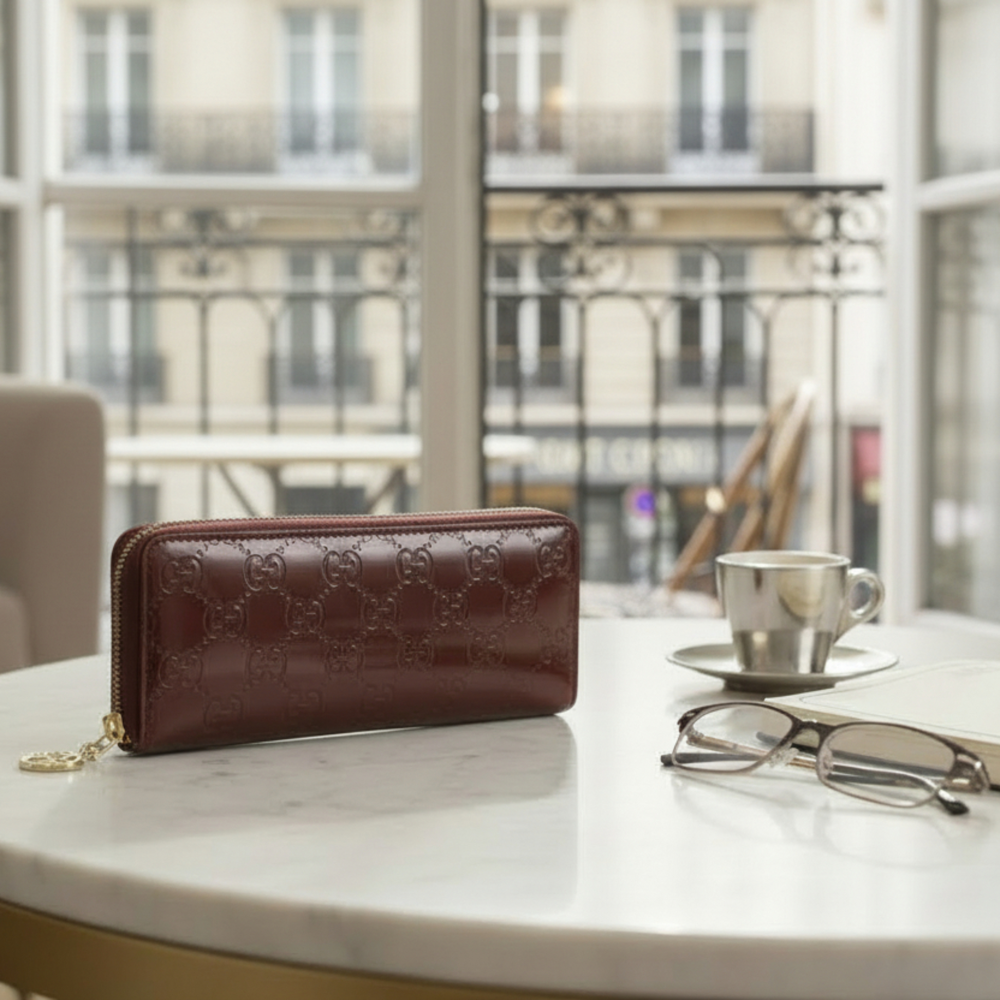 Gucci Guccissima Zippy Wallet Bordeaux Metallic im Interior Styling