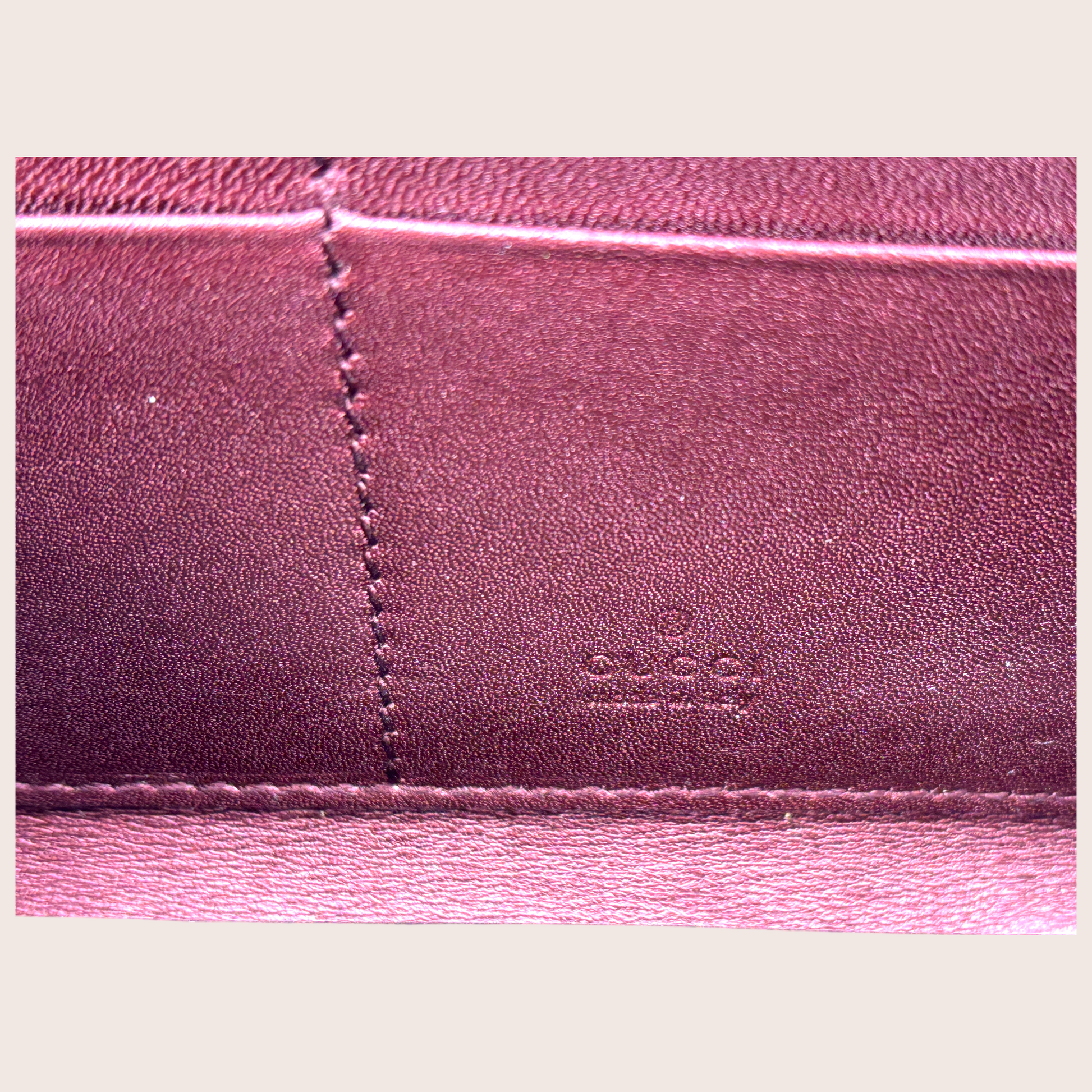 Gucci Guccissima Zippy Wallet Innenleder Bordeaux Metallic Detail