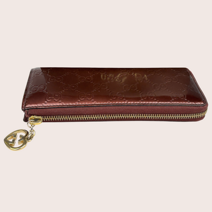 Gucci Guccissima Zippy Wallet Bordeaux Metallic Seitenansicht mit Reißverschluss