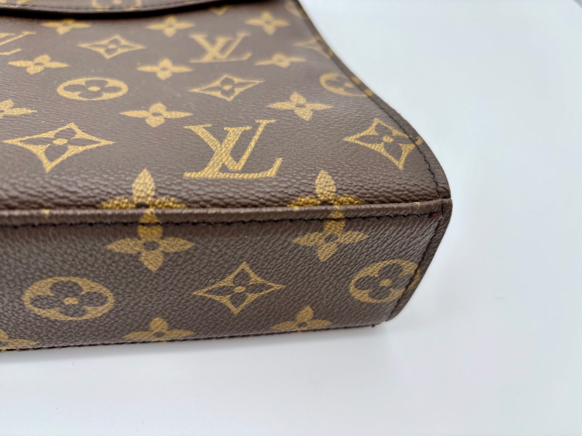 Seitliche Nahaufnahme der strukturierten Taschenunterseite mit Monogramm-Muster
