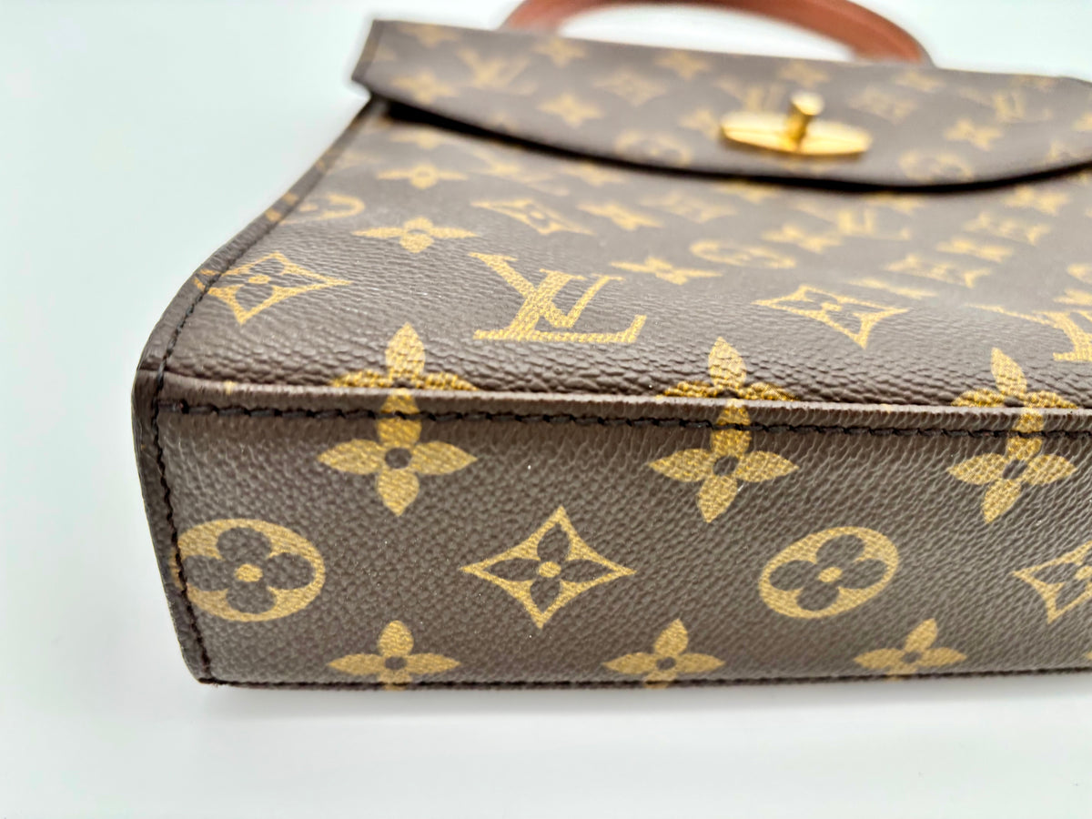Nahaufnahme der verstärkten Taschenunterseite mit Monogramm-Muster