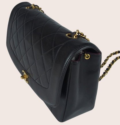 Seitenansicht der Chanel Diana Vintage Medium Tasche aus weichem schwarzem Lammleder