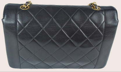 Rückansicht der Chanel Diana Vintage Medium mit gesteppter Lederstruktur