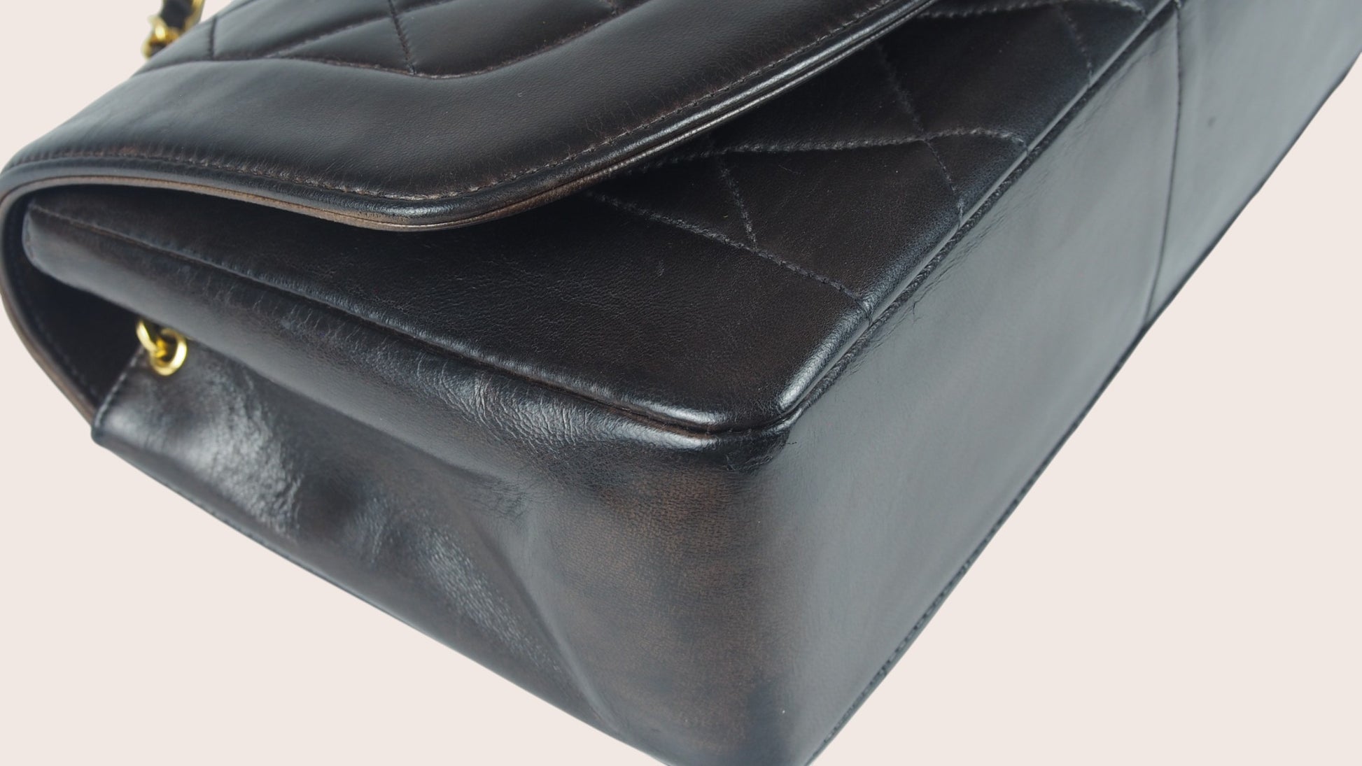 Detailansicht der Kanten und Ecken der Chanel Diana Vintage Medium Tasche mit gepflegtem Leder und altersüblicher Patina