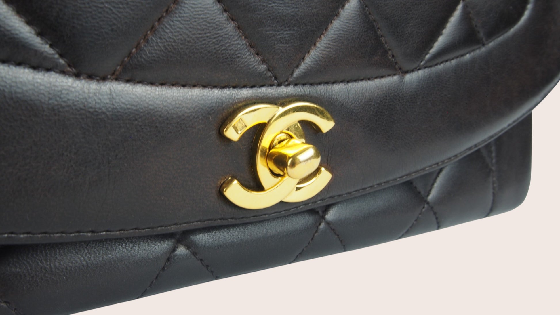 Goldfarbener CC-Drehverschluss der Chanel Diana Vintage Medium Tasche