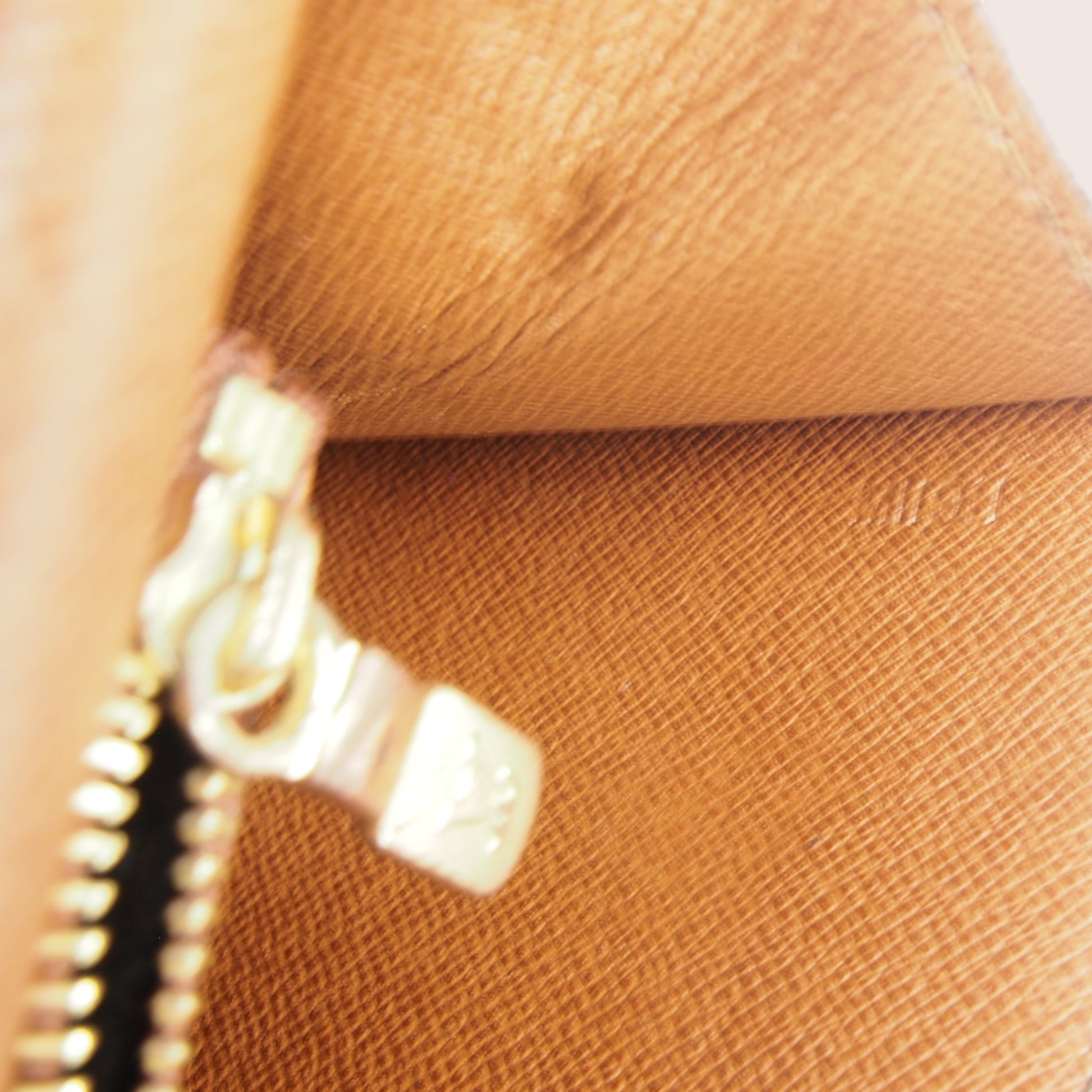 Vuitton Malesherbes Code im Inneren der Tasche