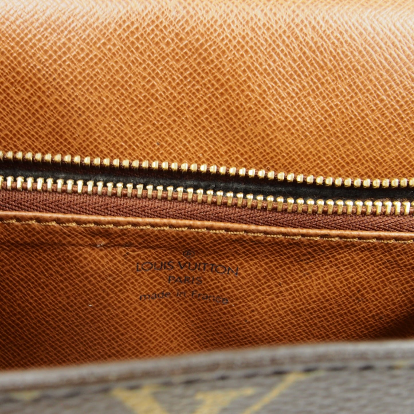 Innenansicht der Louis Vuitton Malesherbes Vintage Tasche mit Reißverschlussfach