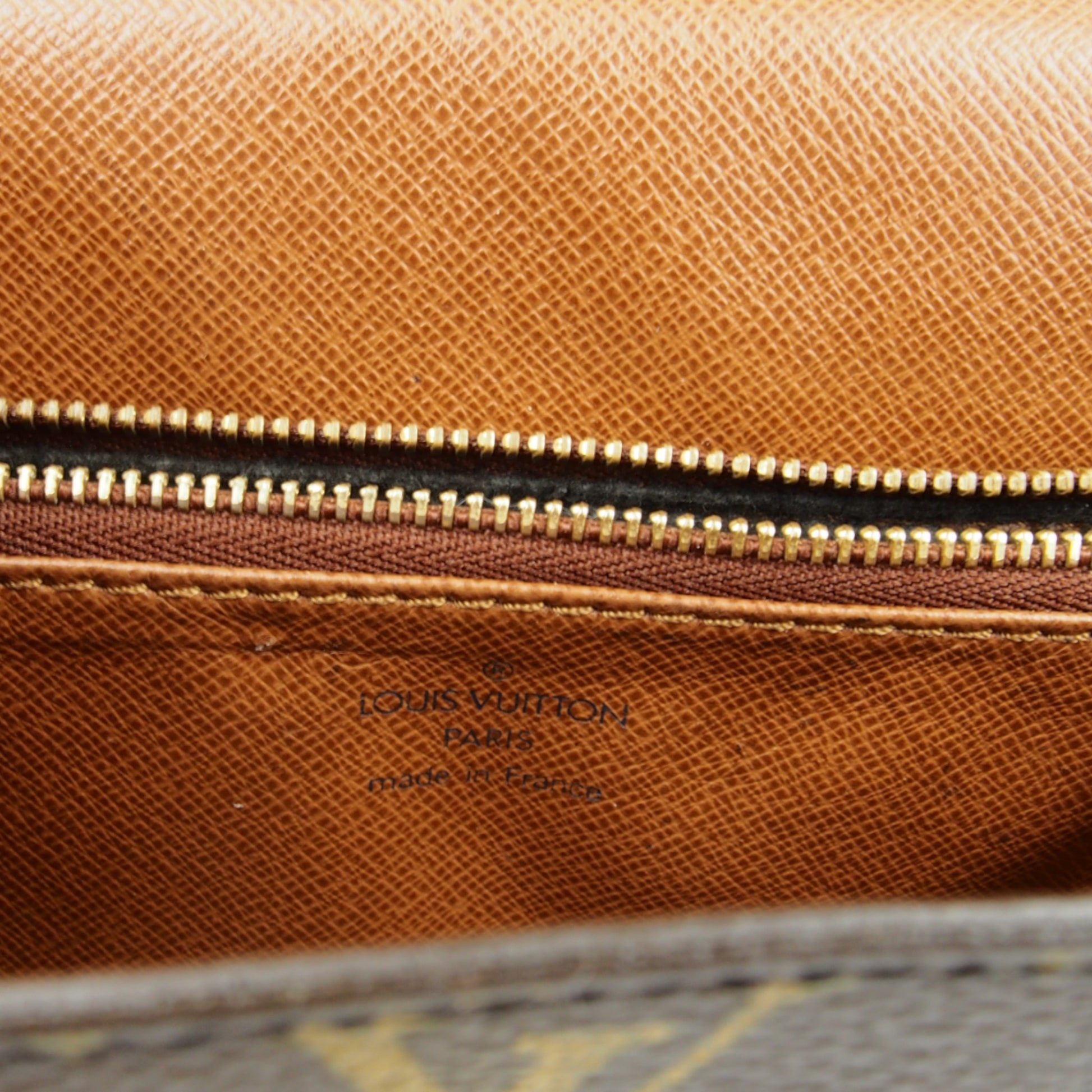 Innenansicht der Louis Vuitton Malesherbes Vintage Tasche mit Reißverschlussfach