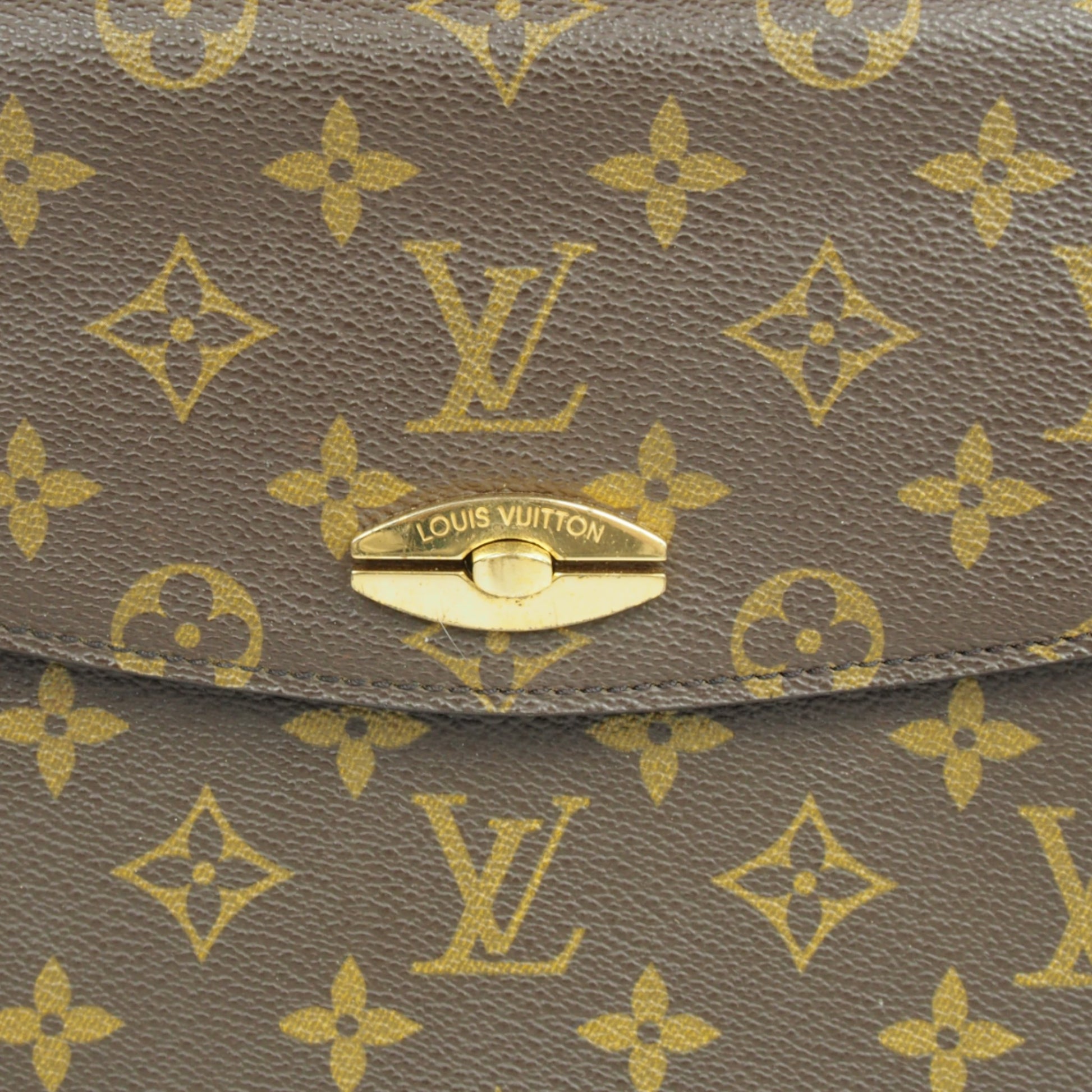 Louis Vuitton Malesherbes Tasche – Detailansicht des ovalen LV-Verschlusses