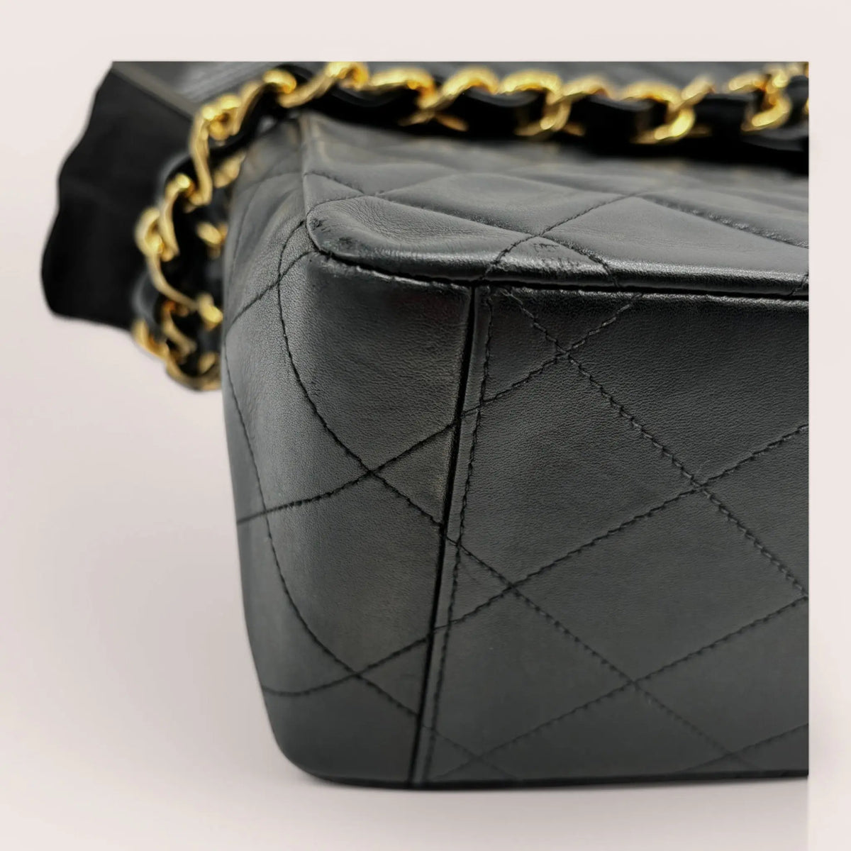 Chanel Tasche aus schwarzem Lammleder, Detail der gesteppter Seitenpartie und Kante