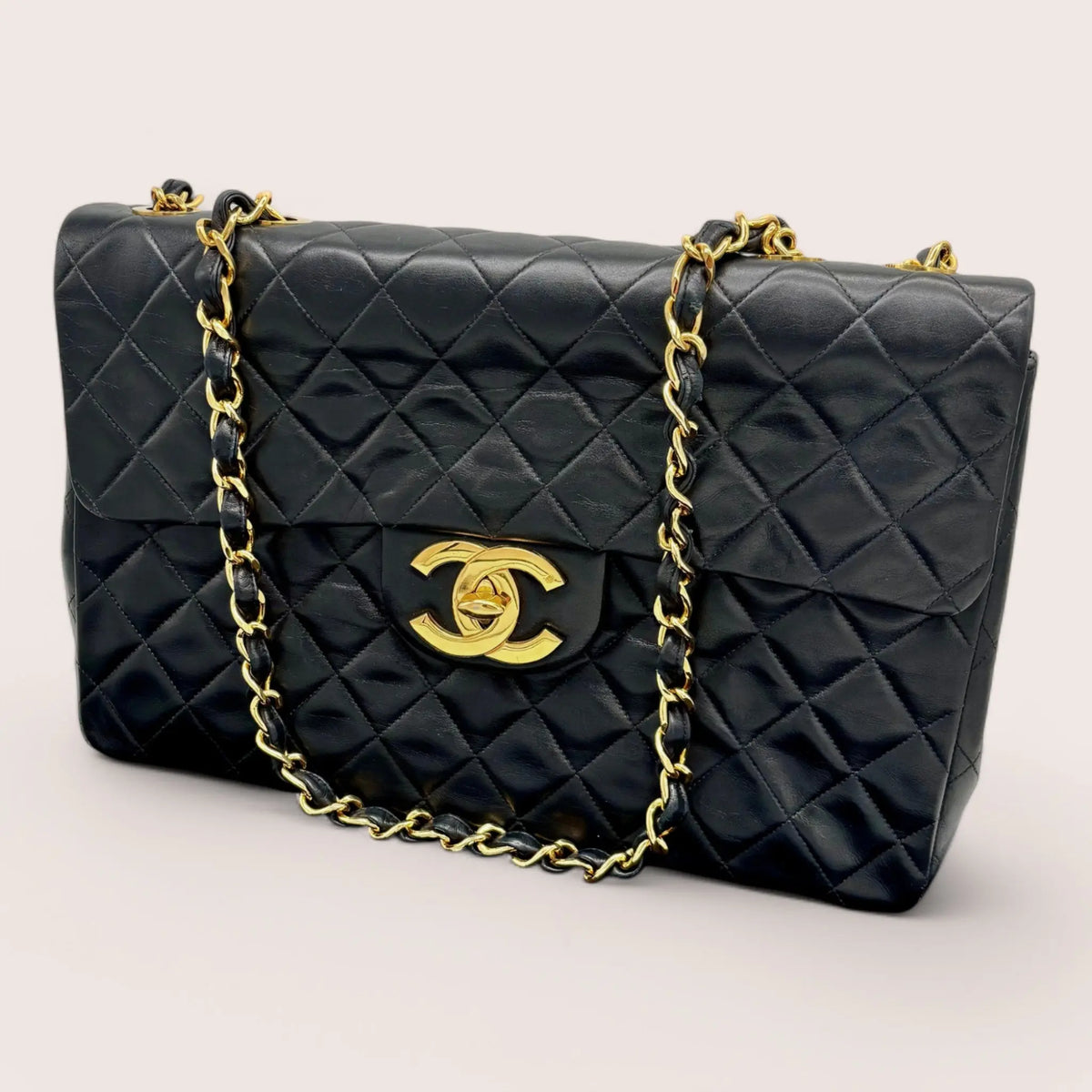 Chanel Vintage-Schultertasche aus schwarzem Lammleder mit Rautensteppung und goldener Kettenriemen