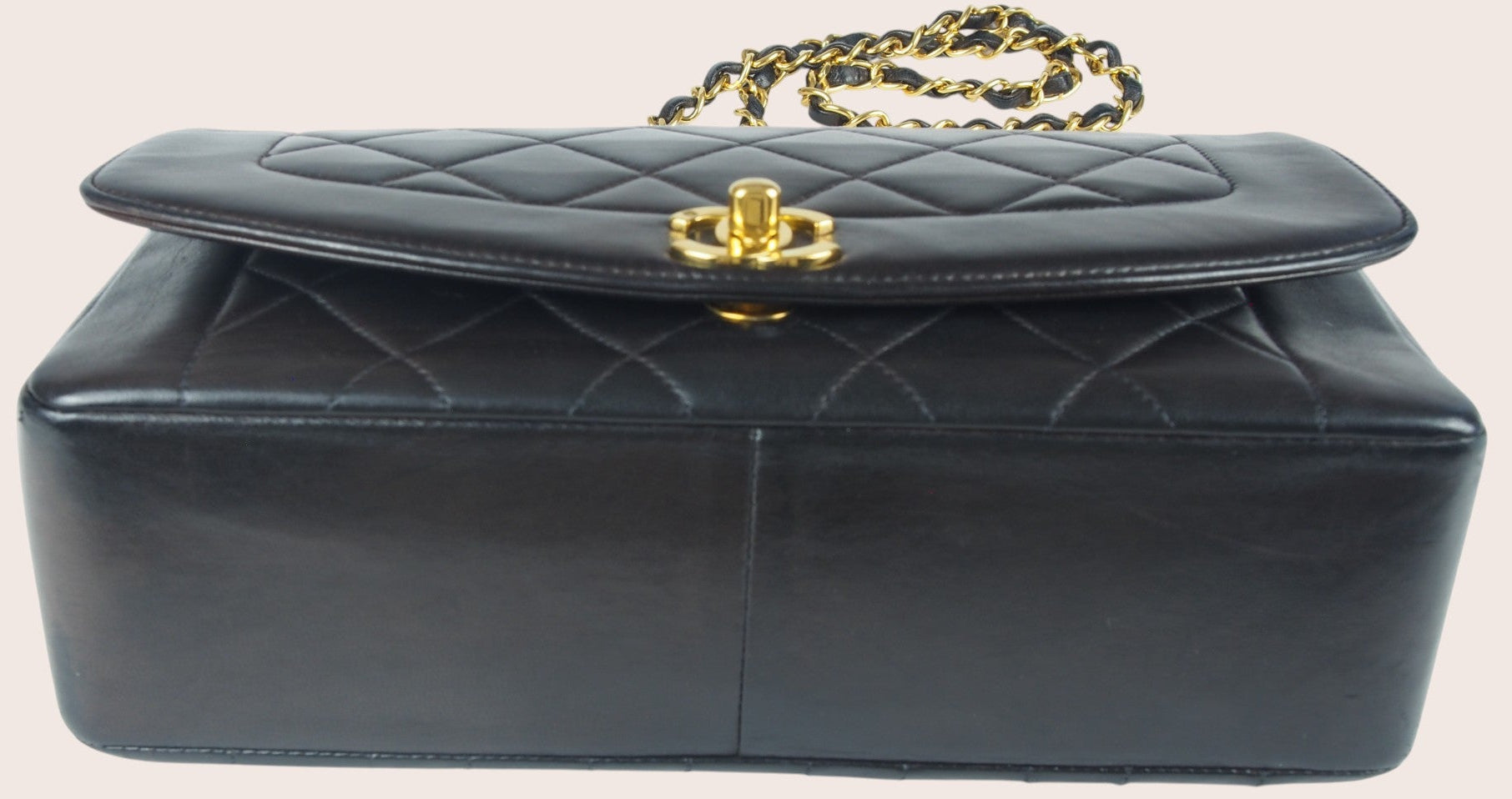 Unterseite der Chanel Diana Vintage Medium Tasche aus schwarzem Lammleder, stabil und gepflegt