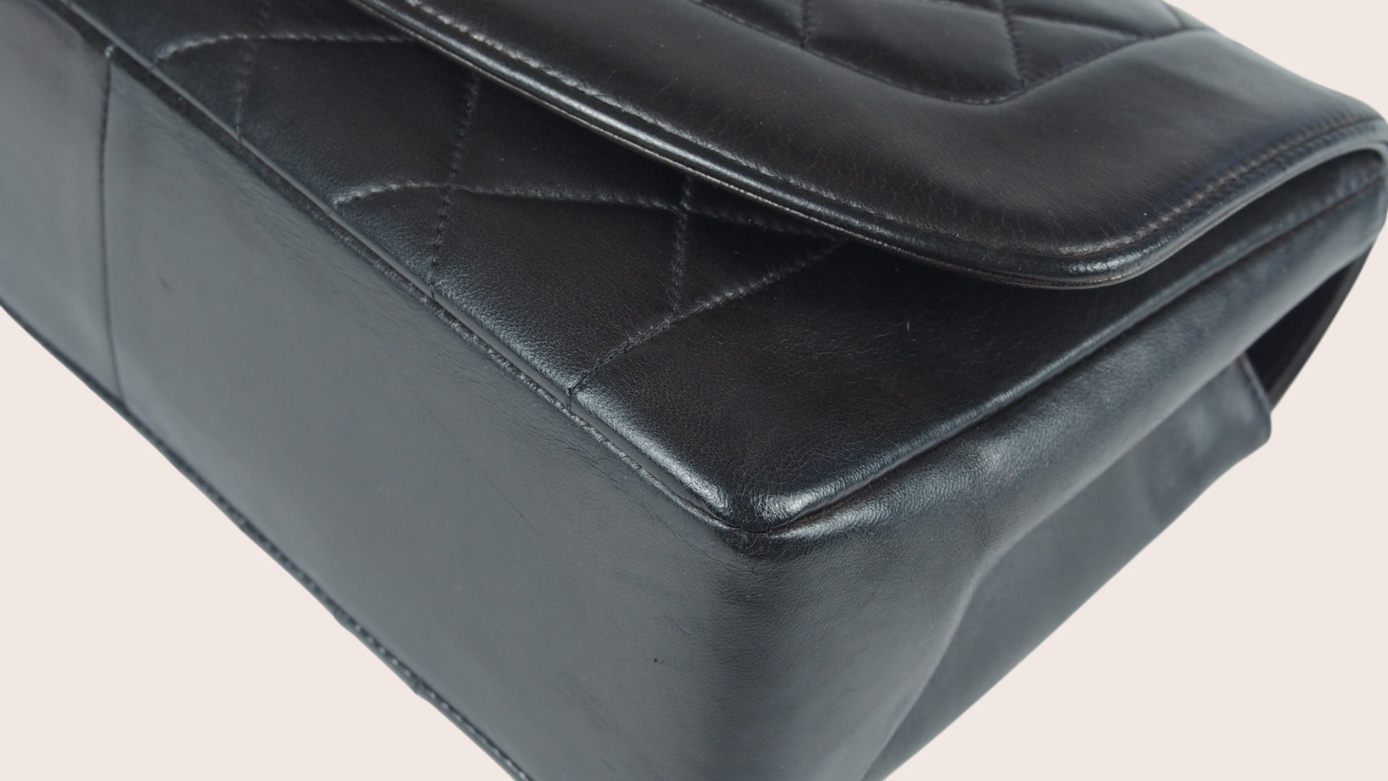 Kantenansicht der Chanel Diana Vintage Medium aus schwarzem Lammleder im sehr guten Vintage-Zustand