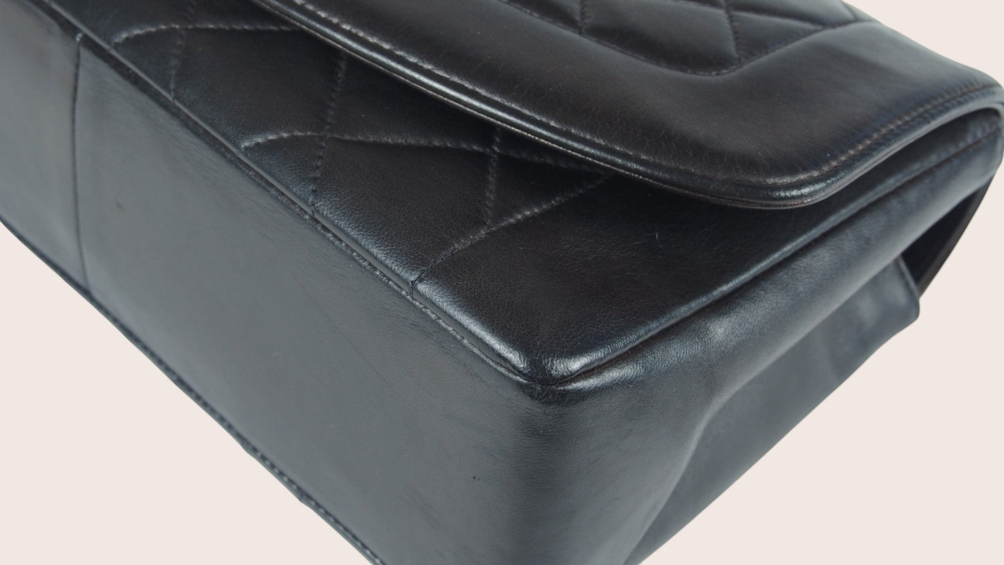 Kantenansicht der Chanel Diana Vintage Medium aus schwarzem Lammleder im sehr guten Vintage-Zustand