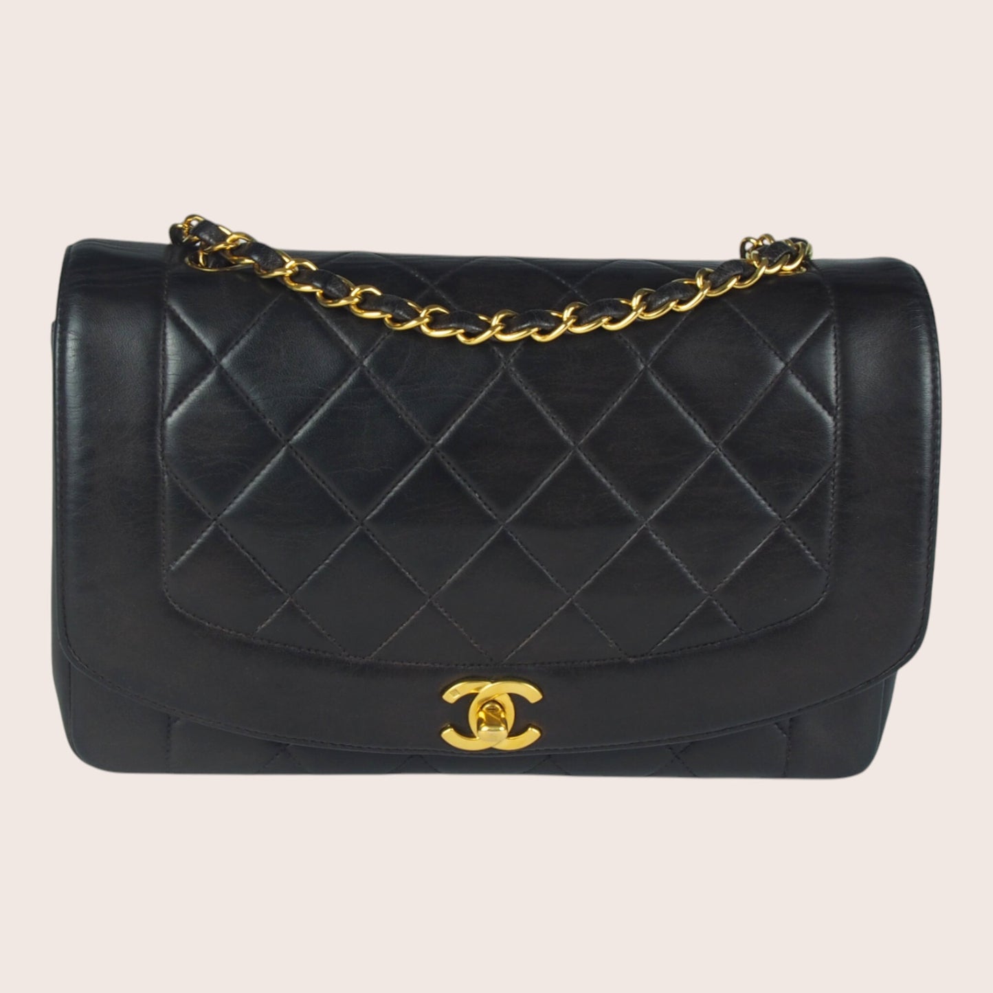 Schwarze Chanel Diana Bag aus gestepptem Leder mit goldfarbenem CC-Verschluss und Kettenriemen, Frontansicht.