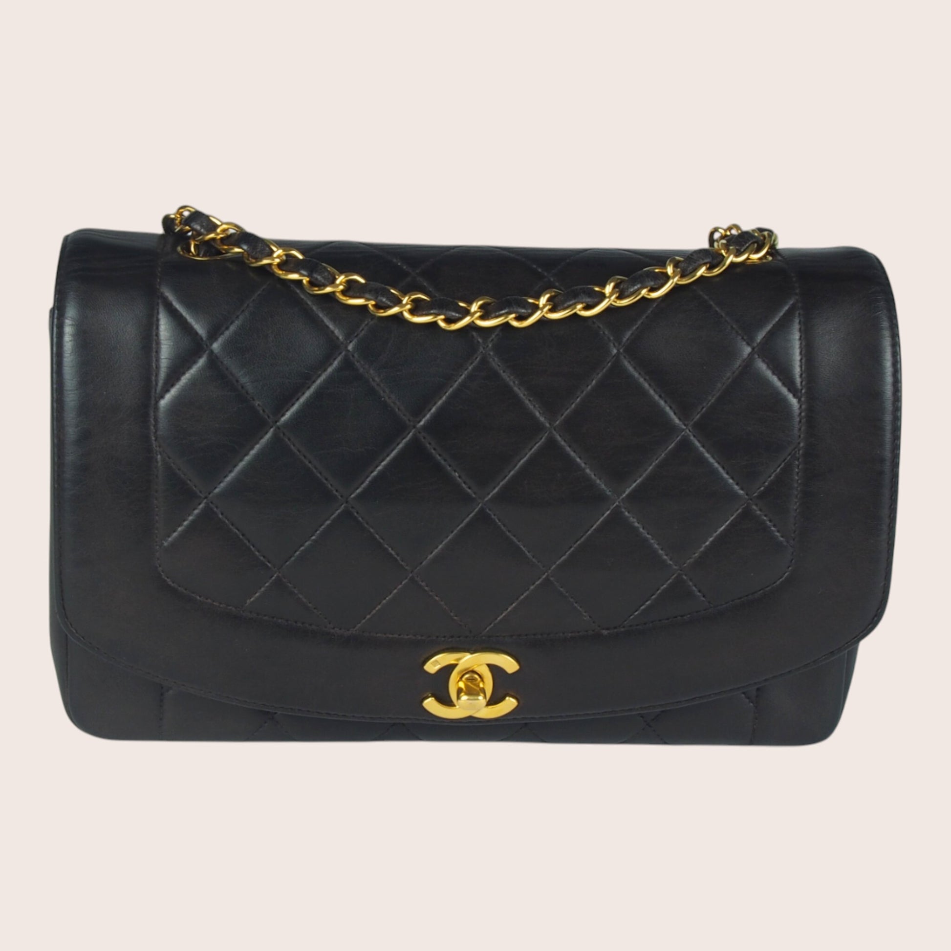 Schwarze Chanel Diana Bag aus gestepptem Leder mit goldfarbenem CC-Verschluss und Kettenriemen, Frontansicht.